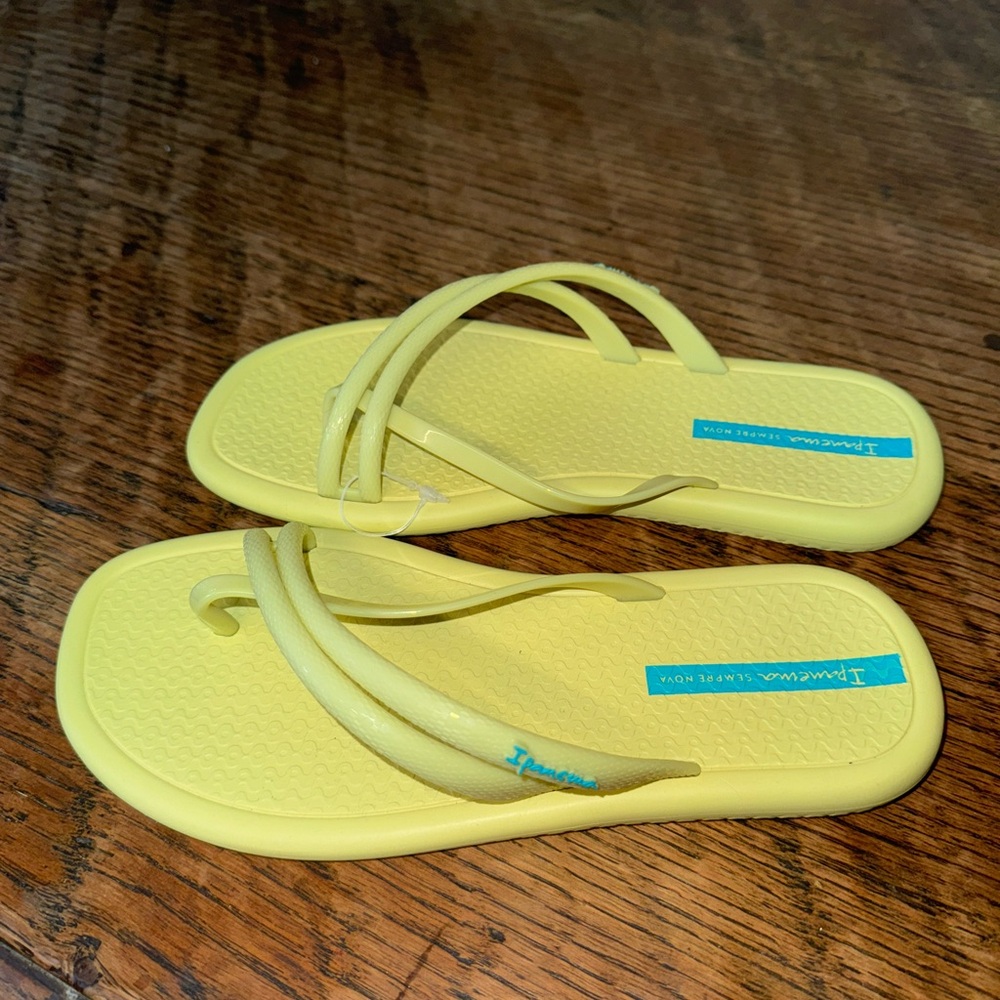 Ipanema NEW size 7 Yellow Sandals slippers flip flops